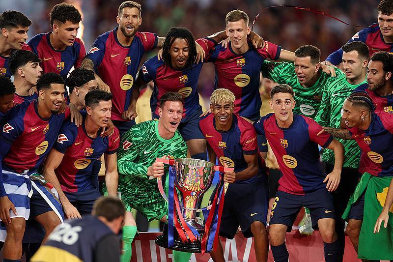 卡萨诺盛赞劳塔罗：他已经4年没去休假了，批评他的人真无知（卡萨诺力挺劳塔罗：四年未休假，批评者实在无知）