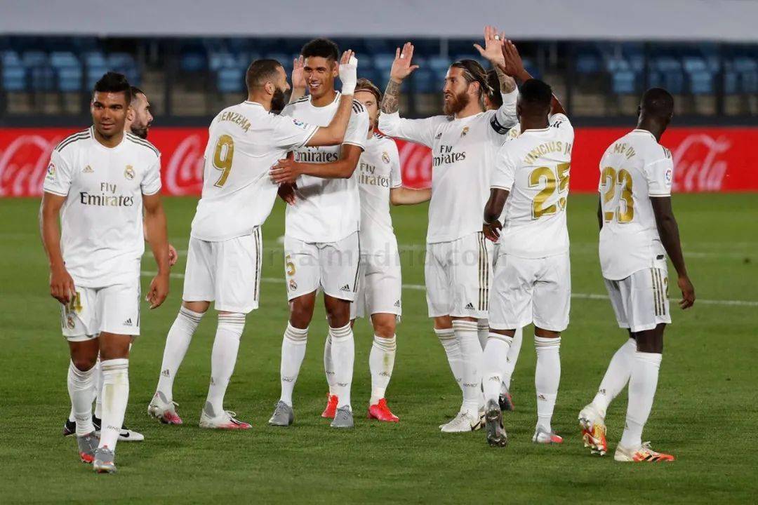 塔图姆单节爆砍20分率绿军大胜（塔图姆单节轰下20分带领绿军大胜）