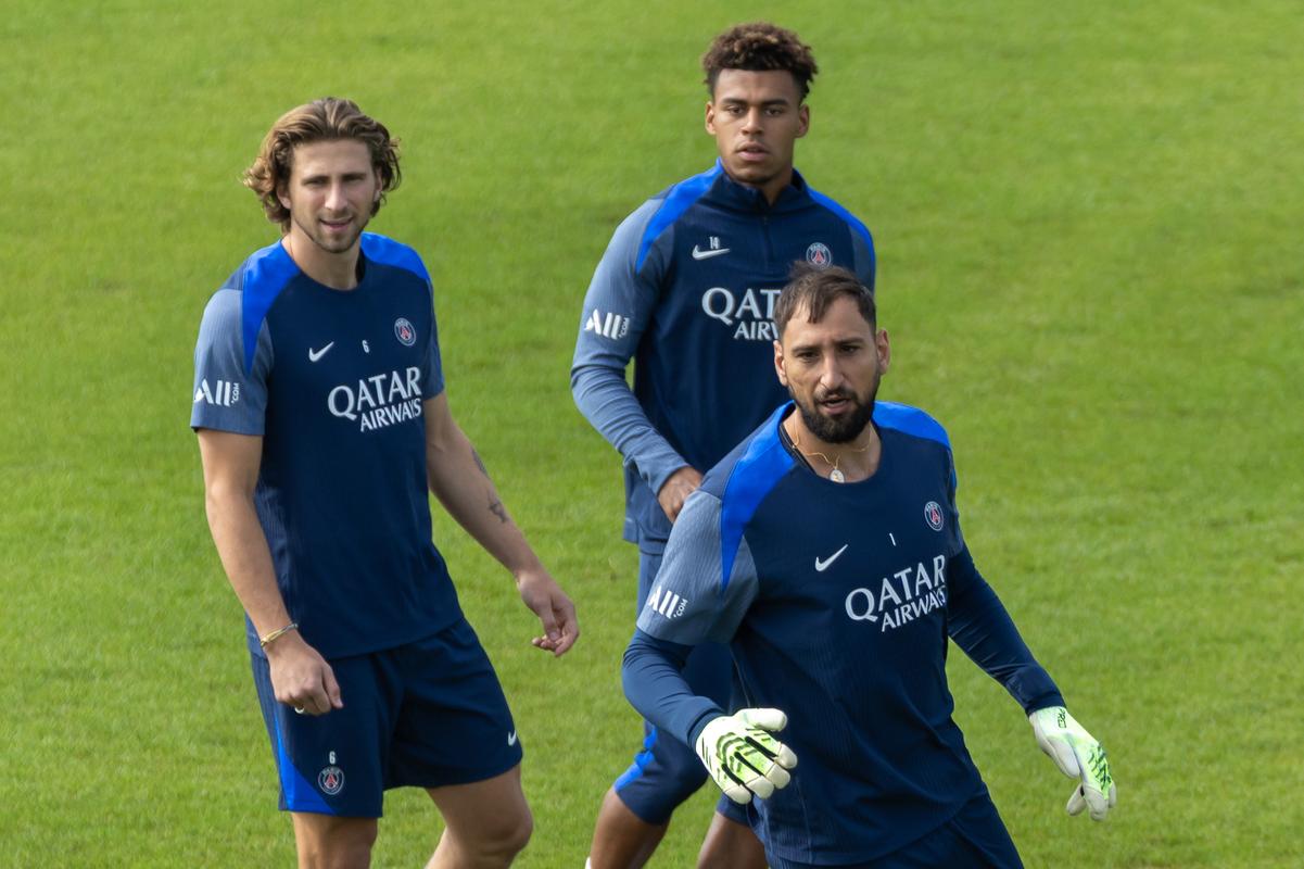 混团世界杯：国乒狂轰8-0横扫韩国！双王、栋曼立功，孙颖莎休战（混团世界杯：国乒8-0零封韩国！双王、栋曼发威，孙颖莎轮休）