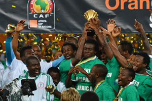 欧冠积分榜分析：小组晋级形势紧张,（欧冠形势解读：小组出线争夺白热化）