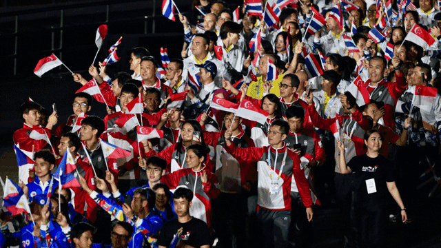 看台炸了，替补席却沉默（看台沸腾，替补席却无声）