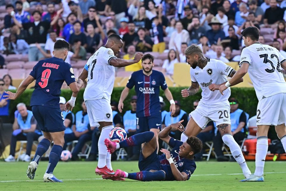 替补球员关键时刻助球队锁胜（替补球员末段发威锁定胜局）