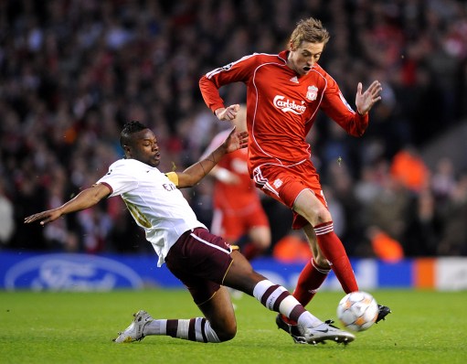 贾顺浩获英国杰出校友奖：盼更多中国年轻球员或教练继续开拓（贾顺浩荣膺英国杰出校友奖，期待更多中国青年球员与教练勇于开拓）