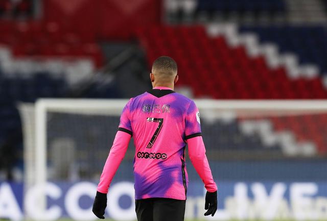 国足大换血！邵佳一破格提拔3大新星， 球迷：比归化球员强多了！（国足阵容大调整！邵佳一破格召入三大新星，球迷：实力不逊归化球员）