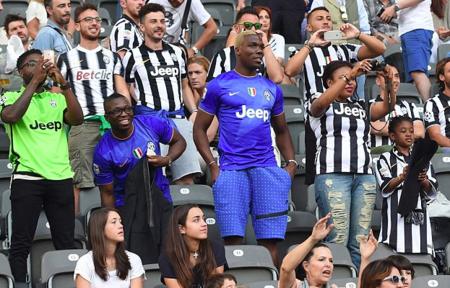 又换一家品牌！库里今日赛前穿上了New Balance（库里赛前又换牌 今日上脚New Balance）