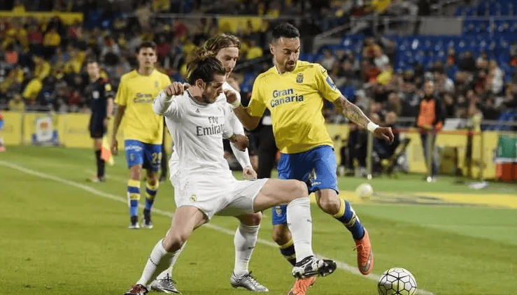 半场： 萨索洛2-1佛罗伦萨，曼德拉戈拉点射，沃尔帕托破门（半场结束，萨索洛2-1领先佛罗伦萨：曼德拉戈拉点球，沃尔帕托建功）