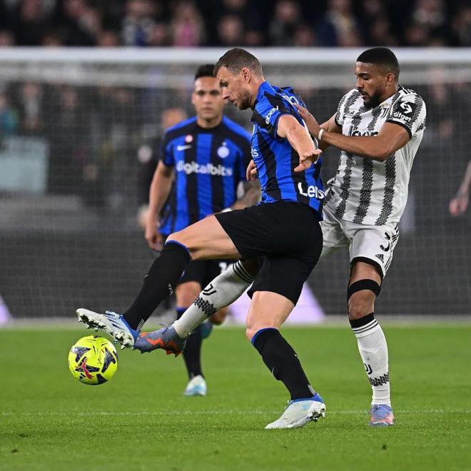 快速反击直接打穿整条防线（闪电反击一举撕裂整条防线）